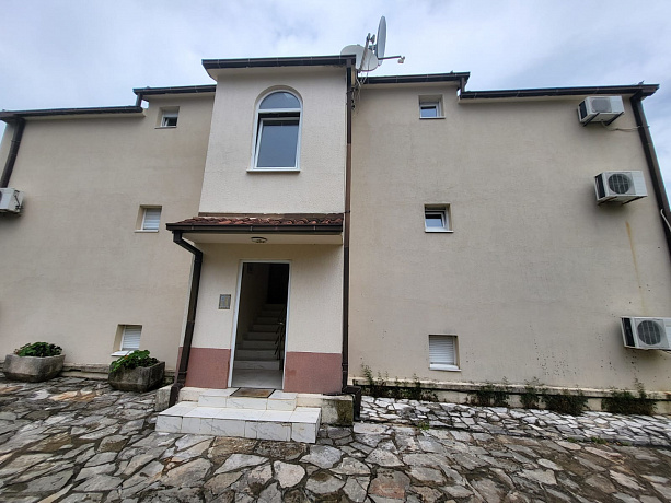 Zu verkaufen: 24m² große Wohnung mit Meerblick an der Küste der Bucht von Kotor.